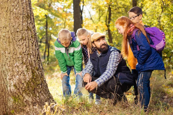 Niza niños pequeños positivos que buscan setas — Foto de Stock