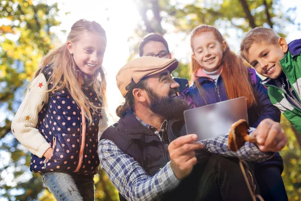 Bajo ángulo de un hombre atractivo positivo — Foto de Stock