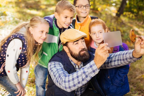 Bambini intelligenti positivi guardando lo schermo del tablet — Foto Stock