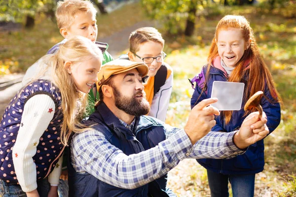 Tablo ekrana bakarak iyi hoş adam