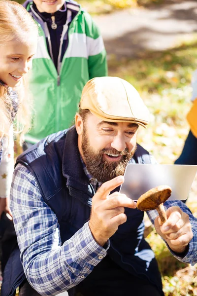 Alegre hombre feliz mirando el hongo — Foto de Stock