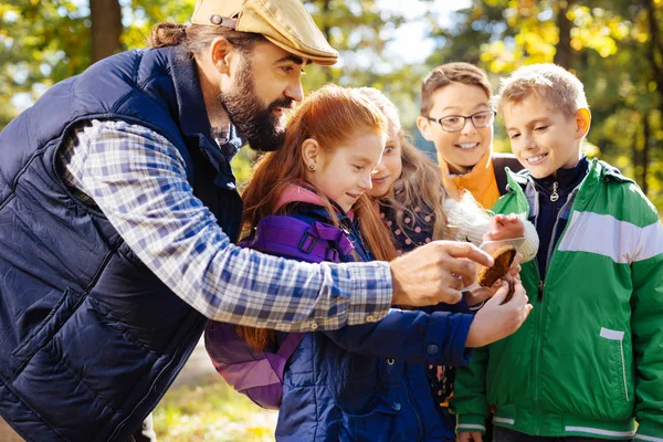 Güzel sakallı adam mantar işaret