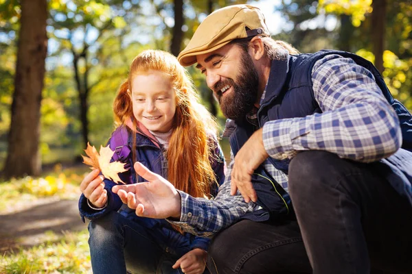 Gioioso padre positivo e figlia guardando la foglia — Foto Stock