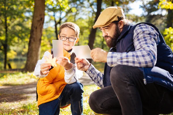 Positif sérieux père et fils prendre de belles photos — Photo