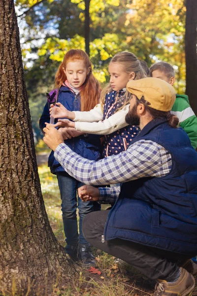 Bella ragazza piacevole prendendo uno smartphone moderno — Foto Stock