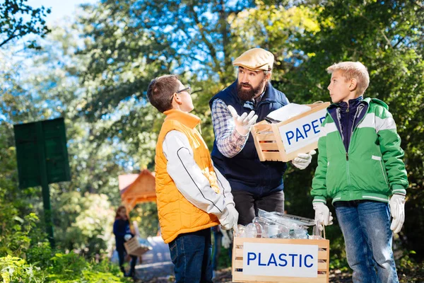 Buen hombre barbudo explicando cómo recoger la basura — Foto de Stock