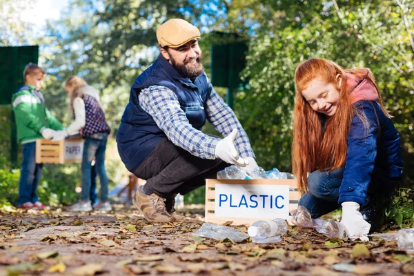 Chica alegre agradable voluntariado para el proyecto ecológico — Foto de Stock