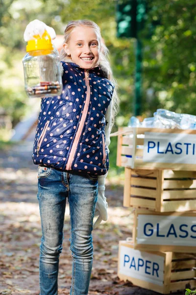 Χαρούμενη ωραίο κορίτσι που βοηθά να σώσει το περιβάλλον — Φωτογραφία Αρχείου