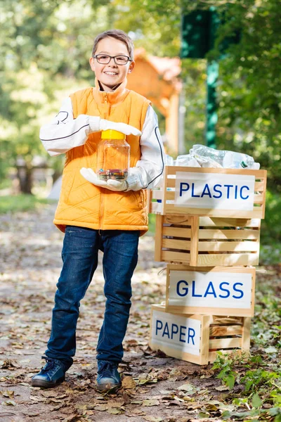 Positiv trevlig ung pojke insamling av farligt avfall — Stockfoto