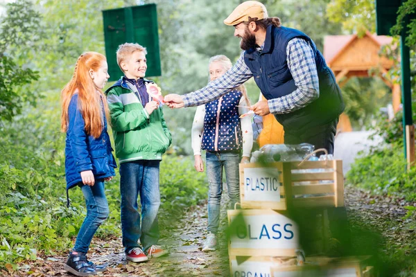 Çok mutlu güzel sarışın çocuk madalya alma