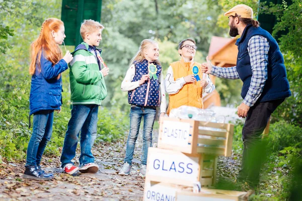 Ok işaretiyle gösterilen olumlu sakallı adam