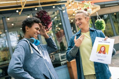 Mutlu genç adam onun kız arkadaşı bir fotoğraf holding