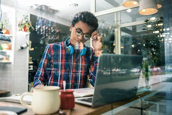 Smart afro amerikansk pojke gör hans hem uppgift — Stockfoto