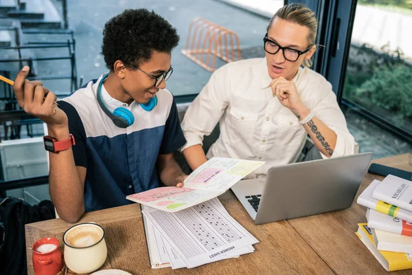 Glad ung man som förbereder för examen — Stockfoto