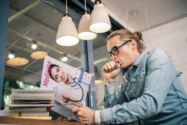 Netter junger männlicher Student will schlafen — Stockfoto