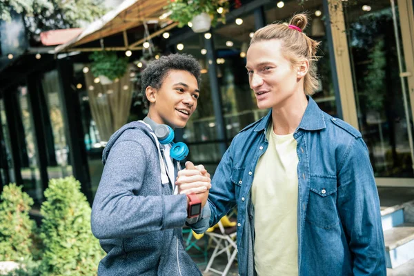 Junge Männer stehen zusammen auf der Straße — Stockfoto