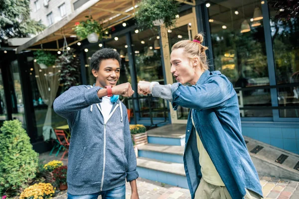 Pozitív jó kinézetű férfiak az öklüket — Stock Fotó