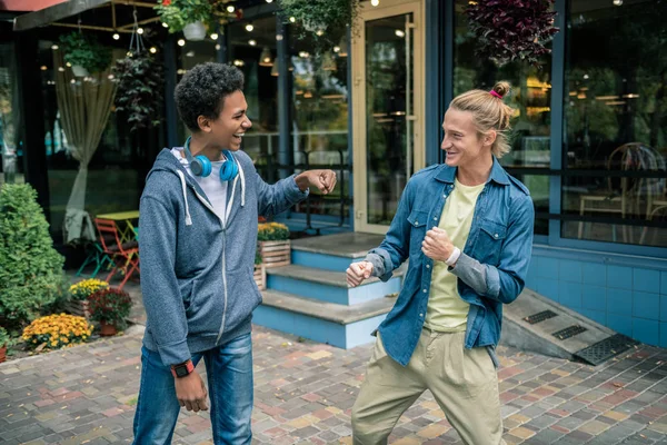 Encantados homens felizes olhando um para o outro — Fotografia de Stock