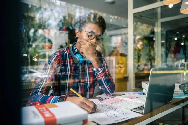 Serieuze doordachte student zich te concentreren op zijn taak — Stockfoto