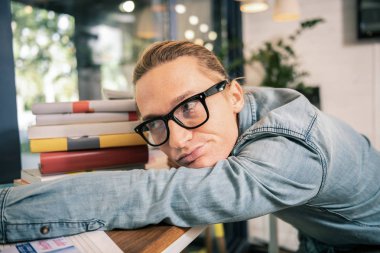 Hüzünlü hüzünlü genç adam kılavuzları arıyorum