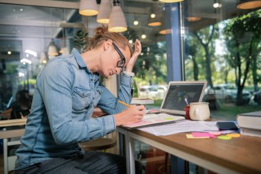 Kafasını eğilerek yandan ciddi genç adam