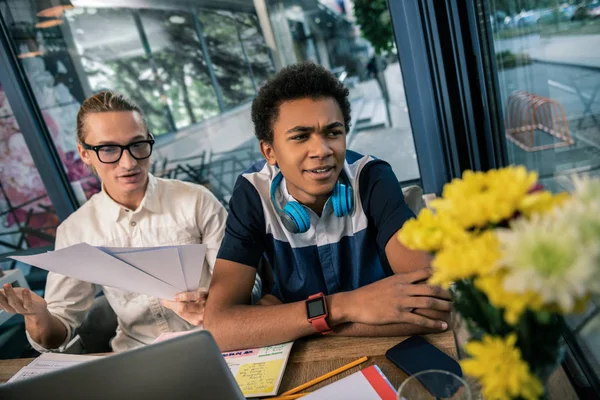 Agréable paresseux garçon ne voulant pas étudier — Photo