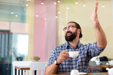Onun arkadaşı kafede toplantı heyecanlı duygu duygusal sakallı adam