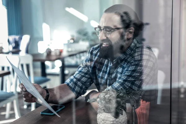 Agradable hombre cariñoso sonriente mirando el menú elegir el postre para la esposa —  Fotos de Stock