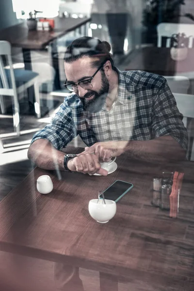 Hombre barbudo mirando el reloj de mano que llega tarde al trabajo —  Fotos de Stock