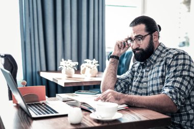 Çok fazla görev sahip sakallı freelancer duygu aşırı