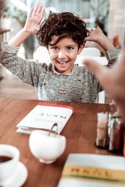 Babası ile oyun oynuyor gri kazak giymiş yakışıklı küçük oğlu