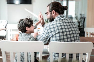 Çak bir beşlik birlikte kitabı okuduktan sonra babasının veren yakışıklı