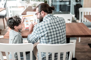 Şirin esmer oğlum babasıyla okurken baktılar duygu
