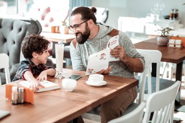 Özel okul öncesi öğretmen kafeteryasında küçük sevimli çocuk öğretim