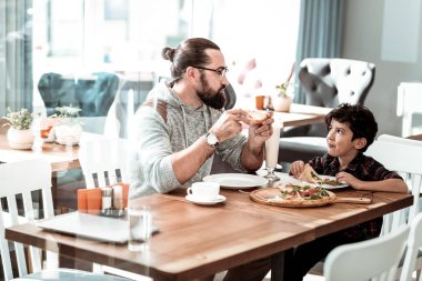 Sakallı adam gözlüklü güzel oğlu seyir gülen