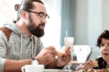 Esmer yakışıklı domuz pastırması parça yemek gülen