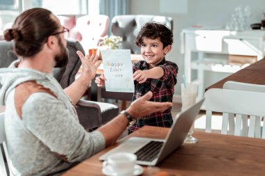 Kıvırcık oğlu kara gözlü duygu inanılmaz sunan kartpostal baba için