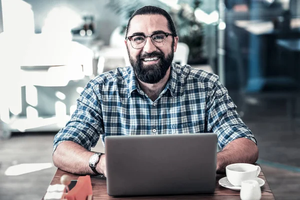 Ler trevlig affärsman känsla glada arbetar på laptop — Stockfoto