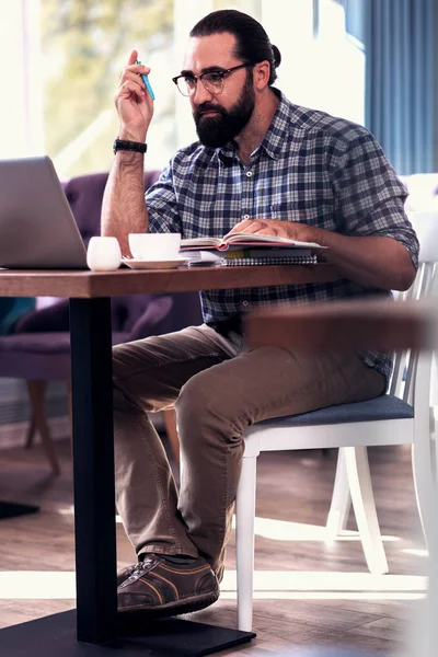 Ervaren freelancer dragen beige broek hard werken — Stockfoto