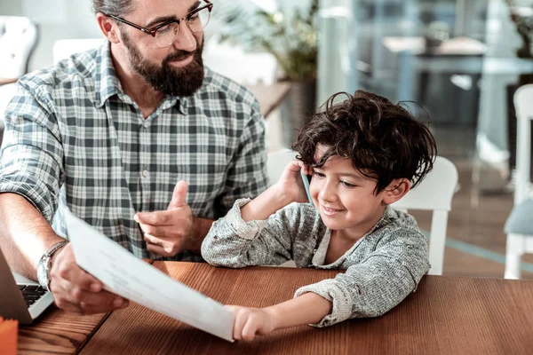 Knappe leuke zoon aanroepende moeder vroeg haar over gerechten die ze wil — Stockfoto