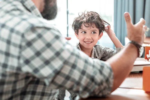 Papá barbudo usando reloj de mano explicando algo a su hijo —  Fotos de Stock