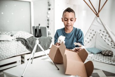 Kutuyu bir dinozor kafatası model formunu alarak olumlu akıllı çocuk