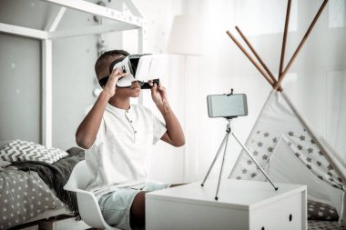 Sanal gerçeklik gözlükle akıllı genç çocuk