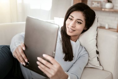 O holding tablet eller yakın çekim