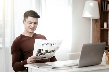 Haberler ülkenin kontrol memnun genç adam