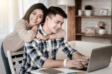 Neşeli Afrikalı kadın mutlu eşi kucaklayan