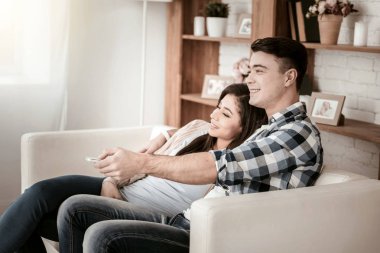 Geri kalan evde olan genç insanlar rahat