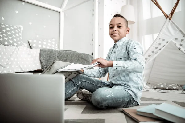 Ernstige slimme jongen die lezen van een boek — Stockfoto