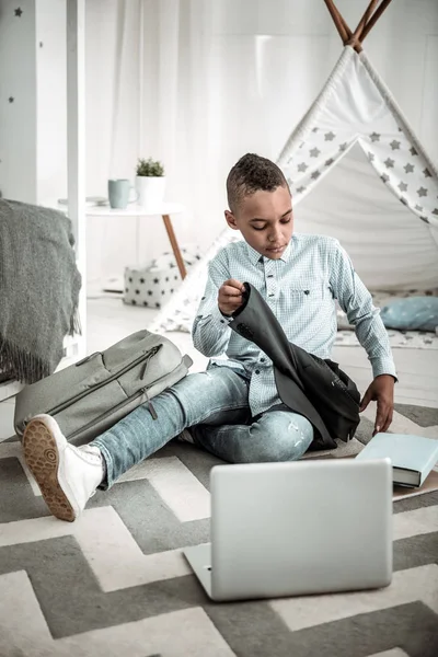 Van School Leuke Gezellige Jongen Zittend Vloer Terwijl Vanuit School — Stockfoto