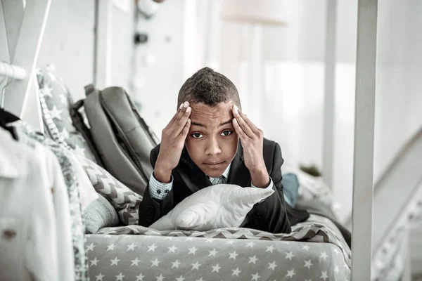 Anak muda yang tidak bahagia memiliki sakit kepala yang kuat — Stok Foto